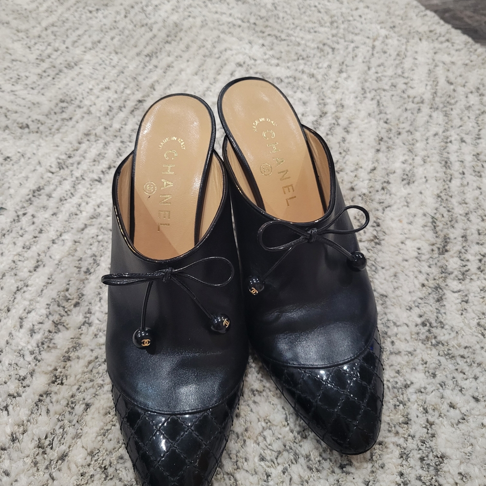 CHANEL Black Quilted Leather Mules with Bow Accent